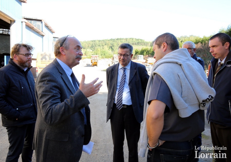 Le sous prefet francois proisy au centre est alle a la rencontre du gerant de l entreprise aux cotes d alain casoni et d elus locaux photos rene bych et dr